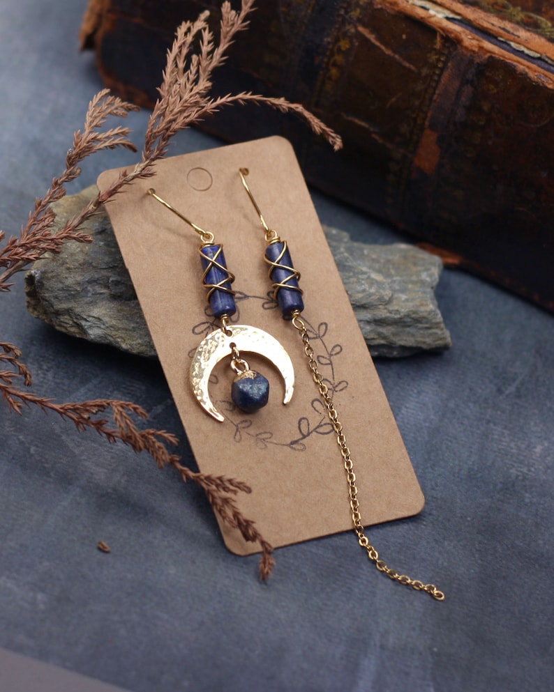 Boucles d'oreilles lapis lazuli demi lune dépareillées doré bleu geometriques bohemes, cercles image 4