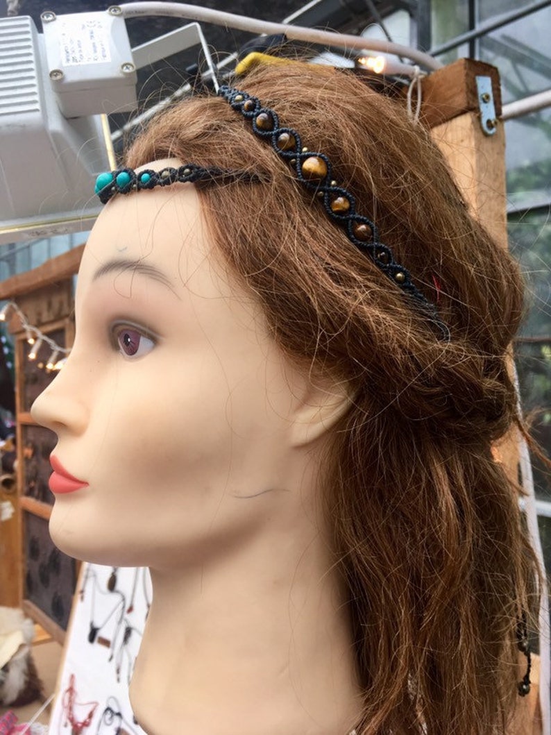 Jewel of macram\u00e9 and gem hair