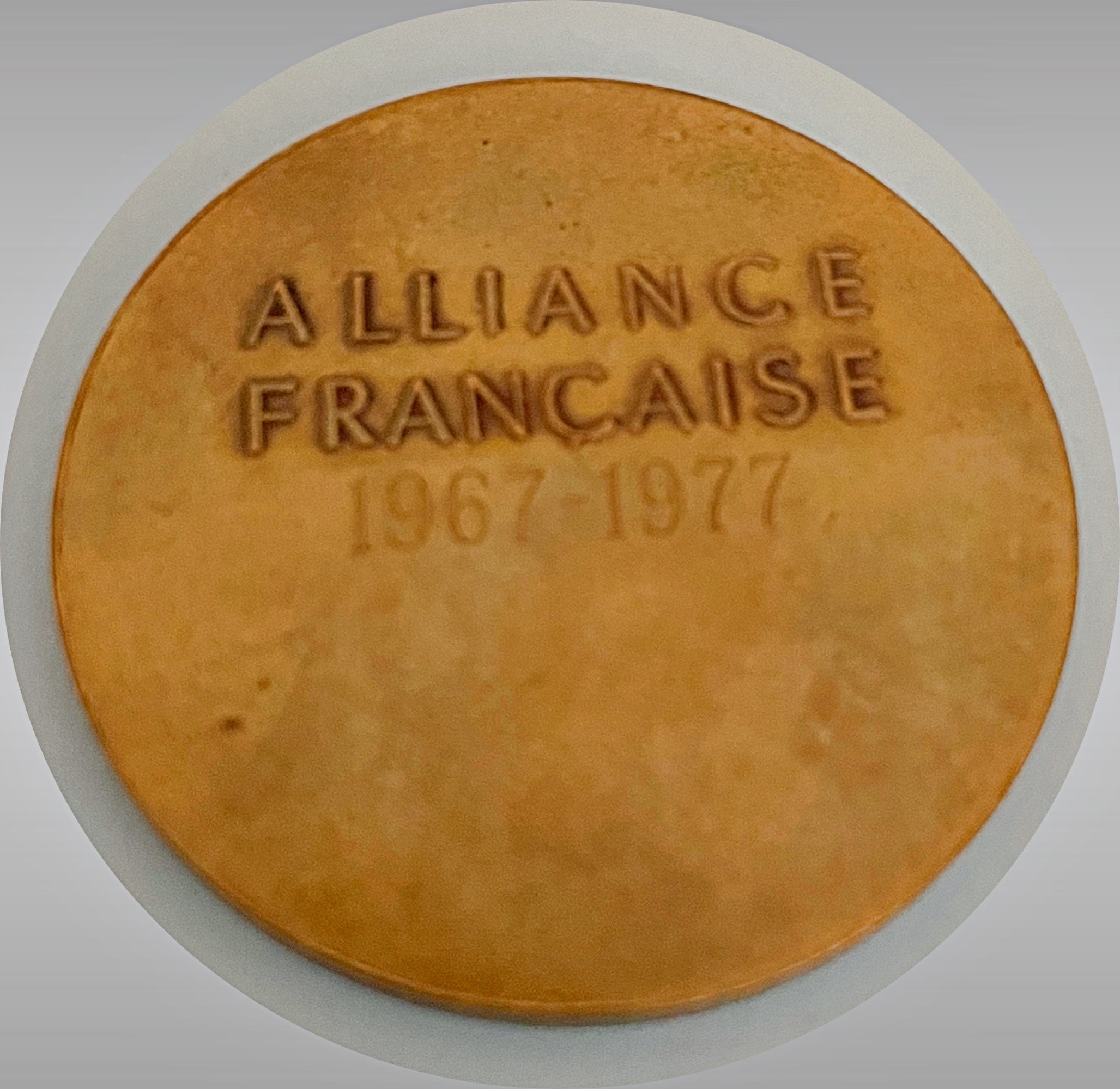 Médaille Alliance Française Bronze Doré - Paul Belmondo - 1940 - Rayures D'Usage
