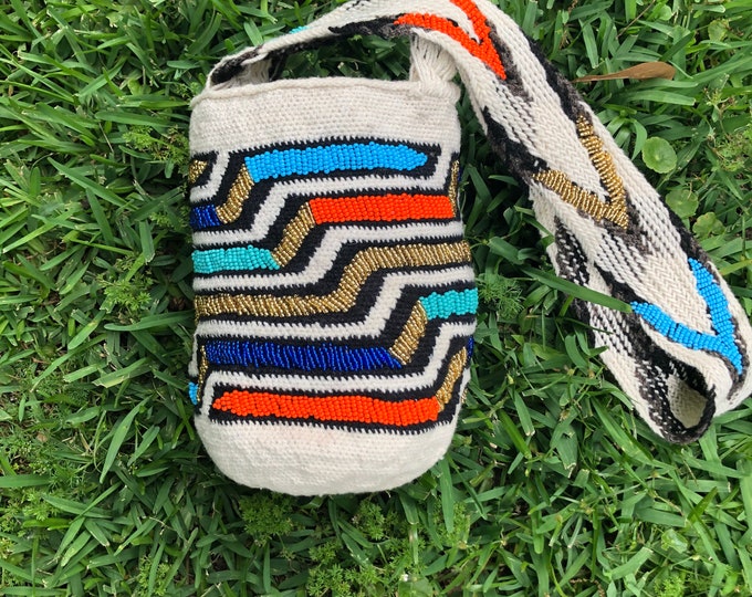 Small Embellished Kankuamo Shoulder bag arhuaca decorated with mostacilla beads. wayuu mostacilla beads 100/% sheep wool bag