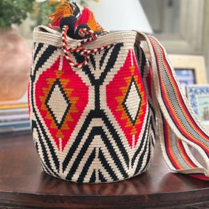 Authentische Wayuu Mochila Tasche, Handgewebte Geldbörse im kolumbianischen Stil, Boho Crossbody mit Quasten - Rot, Schwarz & Creme, Große Größe
