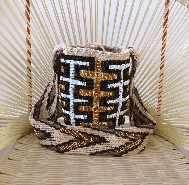 Small Embellished Kankuamo Shoulder bag arhuaca decorated with mostacilla beads. wayuu mostacilla beads 100/% sheep wool bag