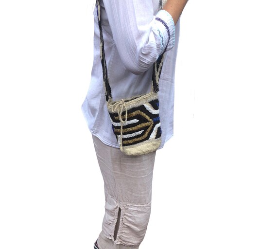 Small Embellished Kankuamo Shoulder bag arhuaca decorated with mostacilla beads. wayuu mostacilla beads 100/% sheep wool bag