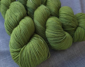 HOLY GUACAMOLE, Extrafine superwash merino, 100g, 463 yds, 4-ply - Hand-Dyed
