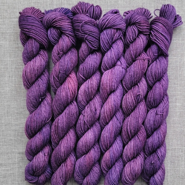 PLUM PUDDING, Extrafine superwash merino, 20g, 92 yds, 4-ply - Hand-Dyed Mini Skein