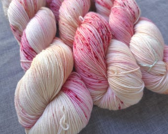 WHITE PEACH, Extrafine superwash merino, 100g, 463 yds, 4-ply - Hand-Dyed