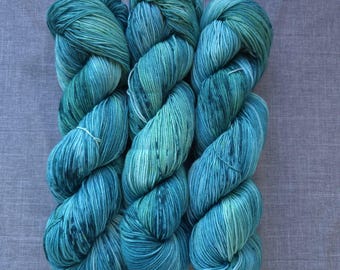 AURORA GREEN, Extrafine superwash merino, 100g, 463 yds, 4-ply - Hand-Dyed
