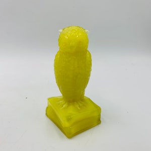 Degenhart Art Glass Owl on Books custard yellow GLOWS orange under Blacklight FREE SHIPPING