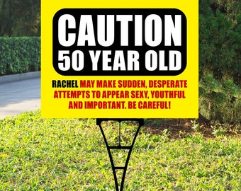 Letrero de jardín personalizado con mensaje de advertencia para cumpleaños, divertido para cumpleaños de 30, 40, 50, 60 y 70 años, BS135