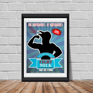 Może przedstawiać: Plakat w stylu vintage reklamujące "Fight Milk", napój na bazie crowteinu dla ochroniarzy. Plakat przedstawia sylwetkę muskularnej osoby pijącej z kartonu z tekstem "Fight Milk" i "Fight Like a Crow!" w pogrubionej, niebieskiej i białej czcionce. Plakat ma niebieskie i białe tło z czerwonymi i białymi akcentami.