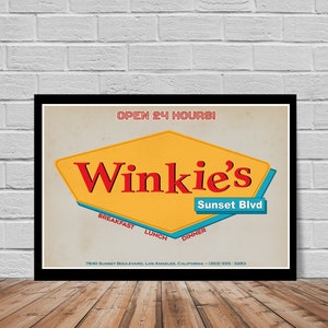 Puede incluir: Un letrero de restaurante de estilo retro para Winkie's, un restaurante abierto las 24 horas. El letrero es amarillo con texto rojo y un borde azul y blanco. Dice "Winkie's Sunset Blvd" y tiene las palabras "Desayuno", "Almuerzo" y "Cena" en la parte inferior. La dirección es 7840 Sunset Boulevard, Los Ángeles, California (303) 555-3283.