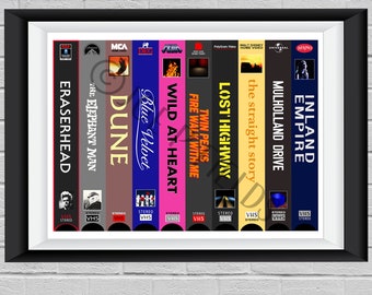 Puede incluir: Un collage de cintas VHS con películas clásicas, incluyendo "Eraserhead", "El hombre elefante", "Dune", "Terciopelo azul", "Corazón salvaje", "Twin Peaks: Fuego camina conmigo", "Lost Highway", "La historia recta", "Mulholland Drive" e "Imperio interior".