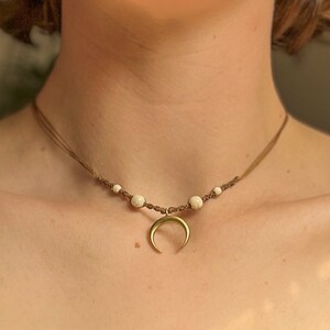 TRITON • Gold Halbmond Makramee Choker weiße Magnesit Perlen