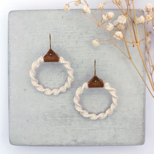 CALYPSO MINIS | Weiße Makramee Leder Boho Creolen