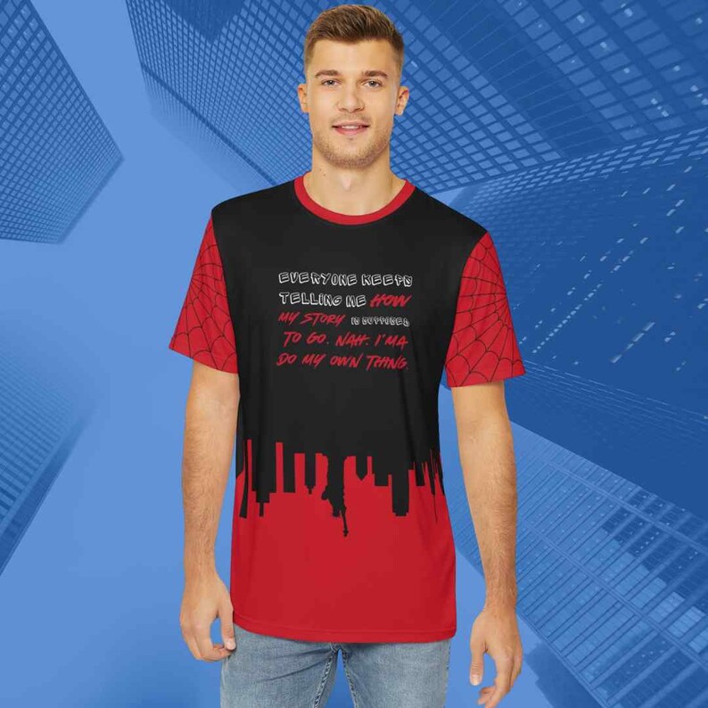 Puede incluir: Camiseta negra con un dise&ntilde;o de telara&ntilde;a roja y negra en la manga derecha. La parte delantera de la camiseta tiene un dise&ntilde;o de ciudad roja y texto blanco que dice "EVERYONE KEEPS TELLING ME HOW MY STORY IS SUPPOSED TO GO. NAH. I'M A DO MY OWN THING."