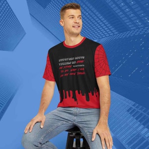 Puede incluir: Camiseta negra con un dise&ntilde;o de telara&ntilde;a roja y negra en el lado derecho de la camiseta. La parte delantera de la camiseta tiene un texto rojo que dice "EVERYONE KEEPS TELLING ME HOW MY STORY IS SUPPOSED TO GO. NAH- I'MA DO MY OWN THING."