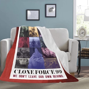 Op de afbeelding: Een rood, wit en blauw fleece deken met een collage van Star Wars Clone Force 99-karakters. De tekst "Clone Force 99" en "We don't leave our own behind." is op het deken gedrukt.