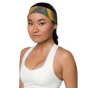 Peut inclure: Une femme portant un débardeur blanc avec un bandeau à motifs jaunes, verts et gris.