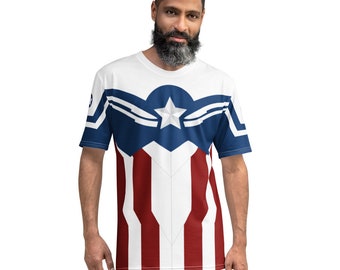 以下が含まれることがあります： 愛国的なデザインの白いクルーネックTシャツ。シャツには星の付いた青と白のエンブレムと、赤と白のストライプが施されています。半袖シャツは人が着ています。