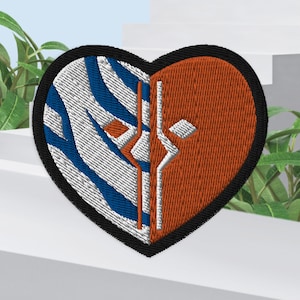 以下が含まれることがあります： 左側に青と白のストライプ模様、右側にオレンジ色の模様が施された、ハート型の刺繍パッチ。両側は黒い線で区切られています。