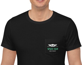 La camiseta de bolsillo mandaloriana "Space Dad"