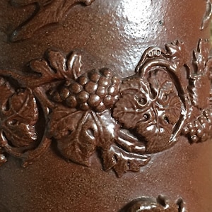 Un gran jarrón Beauvais con vides y hojas en relieve en cerámica esmaltada con sal