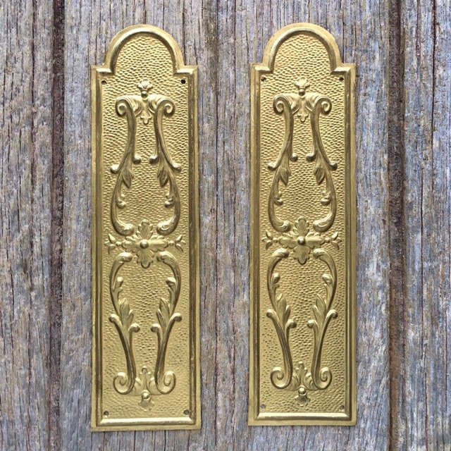 Une Paire de Plaques Porte en Laiton Repoussées Français Antiques d'un Fabricant Parisien