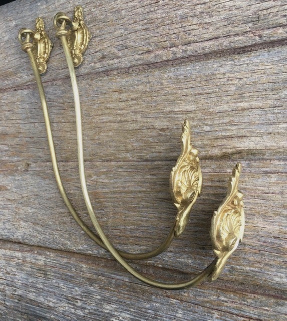 Une Paire de Français Conception Rococo Classique Antique Décorative Bronze Velours Rideaux Retenir 