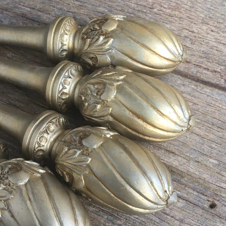 Un Ensemble de 4 Petits Motifs Naturalistes Antique Français Classiques Bouts Tringle à Rideaux Doré