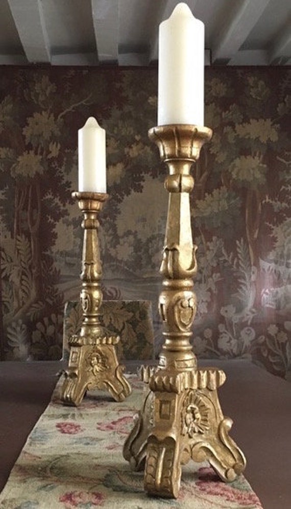 Une Paire Assortie de Bougies d'autel en Bois Sculpté Antique Italien avec Des Détails Décoratifs à 