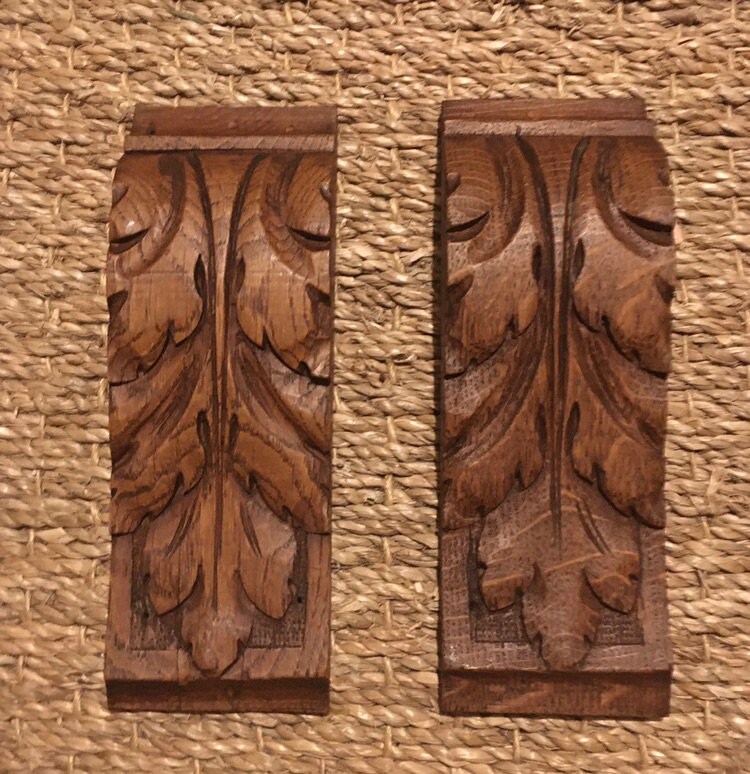 Une Paire Assortie de Plus Petits Français d'anciens Éléments Garniture en Bois Sculpté avec Des Dét