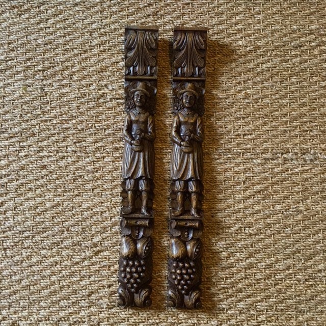 Une Paire de Fausses Garnitures avec Charmants Motifs Figuratifs à Pattes Croisées