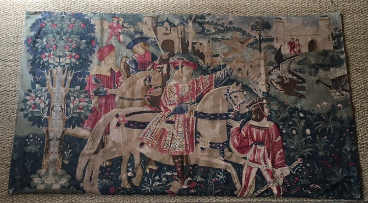 Une Scène Médiévale avec Une de Mosaïque Sérigraphie Millefleurs Suspendue sur La Base d'un Design M