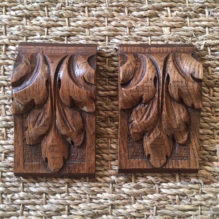 Une Paire Assortie de Petits Éléments Français Garniture en Bois Sculpté Antique avec Les Détails Dé