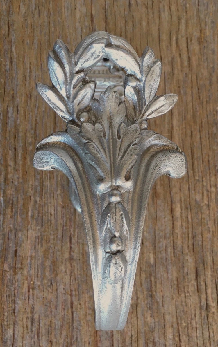 Un Seul Français Design Classique Ancien Crochet Décoratif en Argent ou Un Hauban de Cordon.