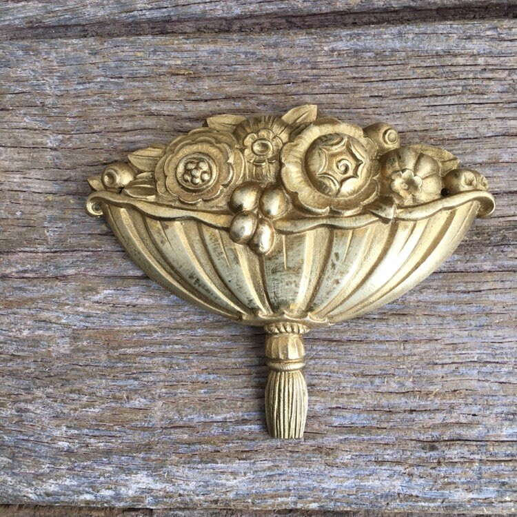 Une Élégante Garniture Repoussée Français avec Des Détails Délicatement Moulés d'un Bol Classique.