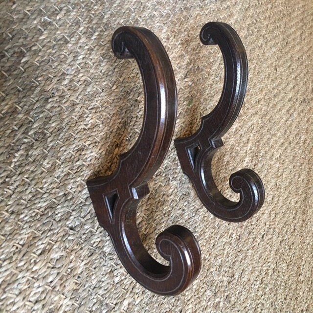 Une Paire de Crochets Français en Bois Sculpté Antiques avec Des Courbes Naturalistes Défilement