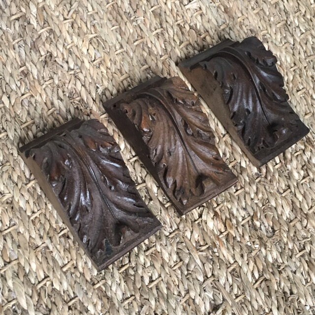 Un Ensemble de 3 Français d'anciens Éléments Garniture en Bois Sculpté avec Un Motif Feuille d'acant