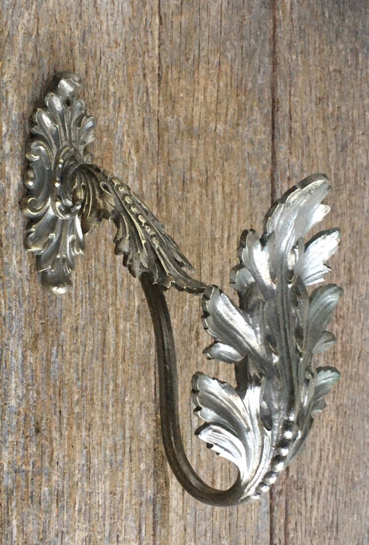 Un Seul Français Design Classique Ancien Crochet Décoratif en Argent ou Un Hauban de Cordon.