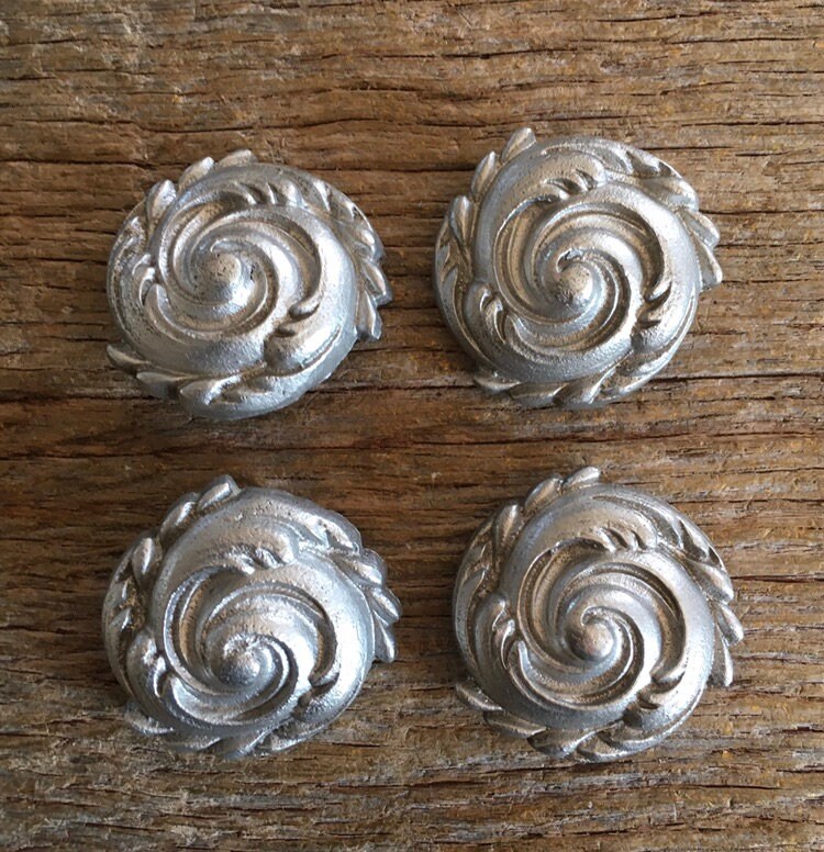 Ensemble Antique de 4 Décorations Circulaires en Argent Métal Moulé Doré avec Des Motifs Classiques 