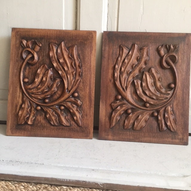 Une Paire de Panneaux Garniture en Bois Classiques Français Sculptés à La Main avec Des Détails Déco