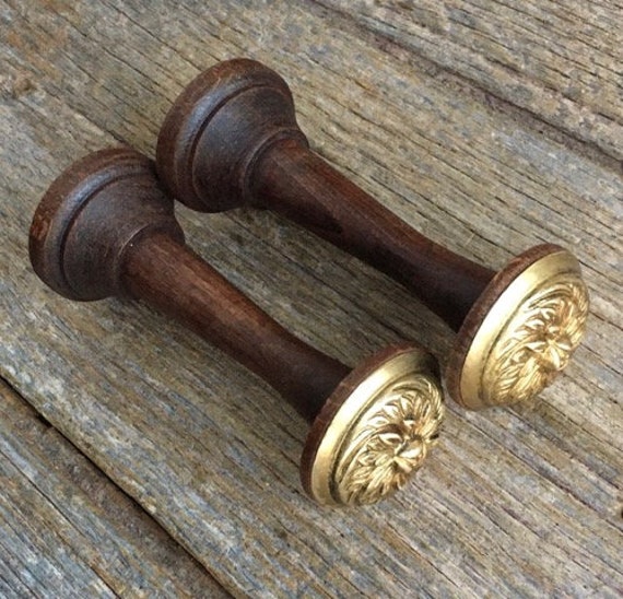 Une Charmante Paire de Supports Mâts Rideaux en Bois et Laiton Vintage Élégants Français avec Raccor