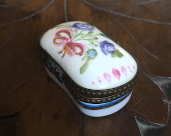 Adorable hand painted French limoges porcelain pill box, snuff box, pin box with makers mark on its base for a collector