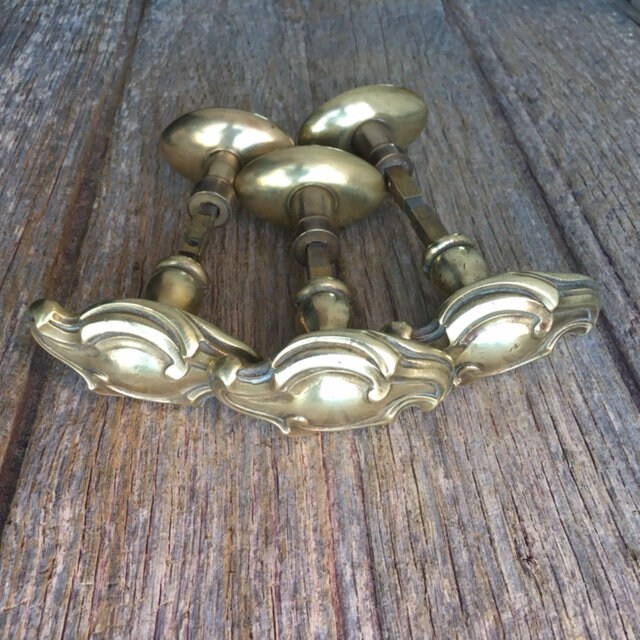 Trois Poignées de Porte en Bronze Doré Français avec Boutons Ovales Pour L'autre Côté