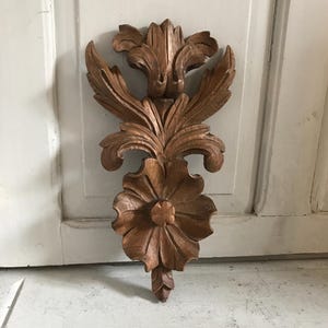 Eine klassische französische antike geschnitzte Holzverzierung mit naturalistischen floralen und blättrigen dekorativen Details