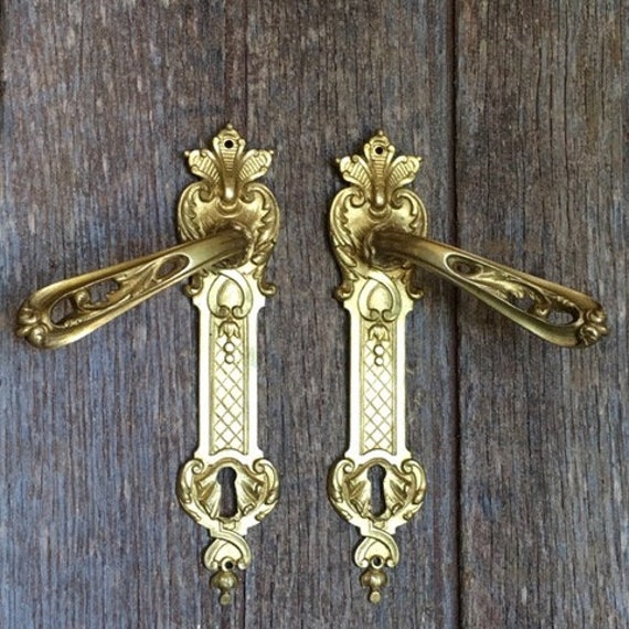 Une Rare Paire de Poignées Porte en Bronze Doré Fabrication Exquise Dans Le Style Classique avec Des