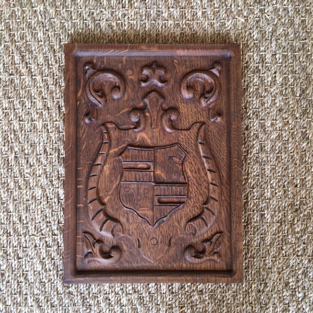 Un Seul Français Panneau de Bois Chêne Sculpté Antique avec Un Imposant Design d'armoiries Centrales