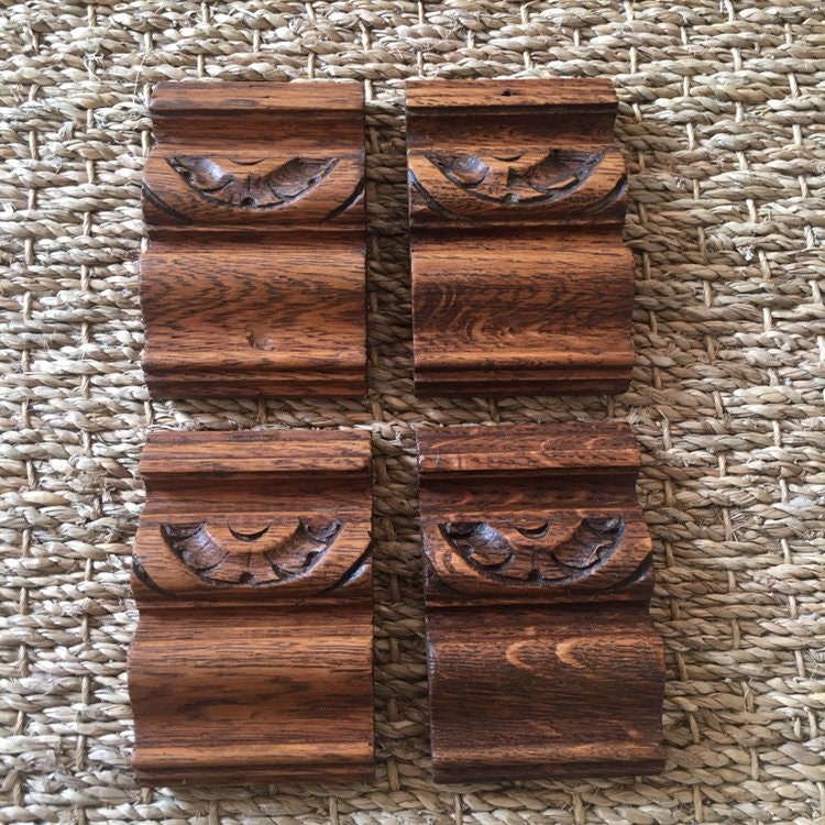 Un Ensemble de 4 Éléments Français Garniture en Bois Sculpté Antique avec Le Motif Magnifiquement Dé