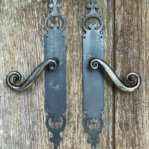 Poignées de porte françaises vintage en métal rustique et leurs plaques originales / récupération architecturale