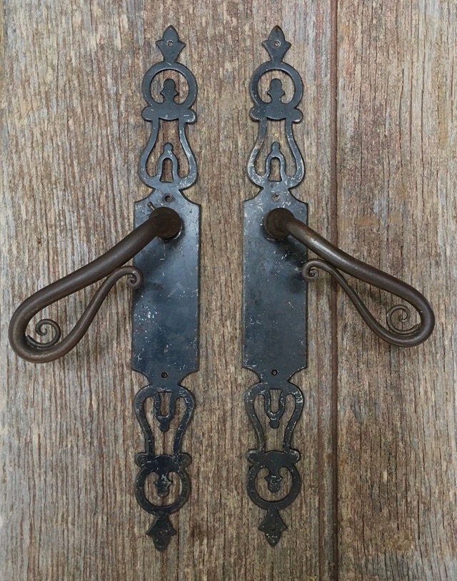 Une Paire de Plaques Rustiques Porte en Métal Vintage Dans Un Modèle Classique Tête Coq avec Une Lev